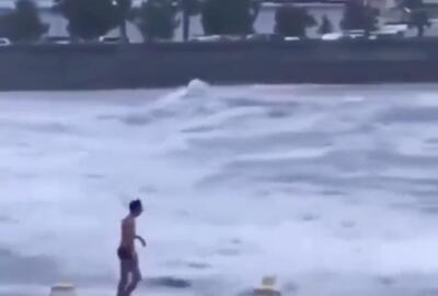 لحظه حادثه هولناک؛ دریا زن را بلعید و مرد را به ساحل هل داد! | هیچ اثری از زن نیست! + فیلم