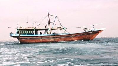 توقیف لنج حامل کالای قاچاق در بندرلنگه