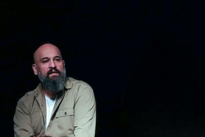 «به کفشات نگاه کن!»  به تماشاخانه لبخند می‌رود