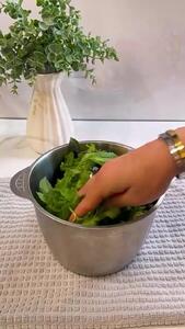 ترشی گوجه، طعمی ساده و اصیل از سفره‌های مشهدی+ فیلم