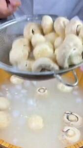 قارچ سوخاری رستورانی، ترد و خوش‌طعم + فیلم