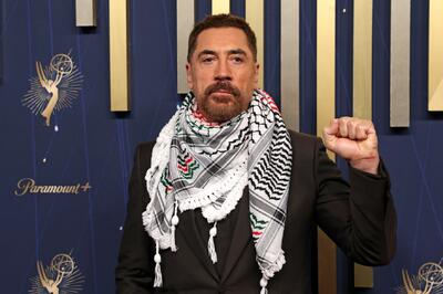 خاویر باردم با شال کفیه در فرش قرمز امی ۲۰۲۵؛ فلسطین باید آزاد شود
