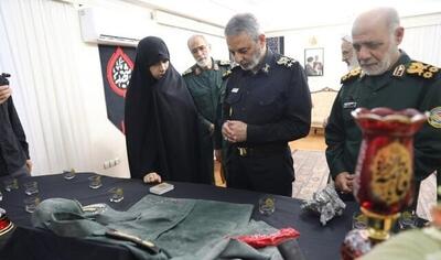 اولین عکس از فرمانده قرارگاه خاتم الانبیا (ص) در دیدار با خانواده شهیدان سپهبد باقری و سپهبد سلامی