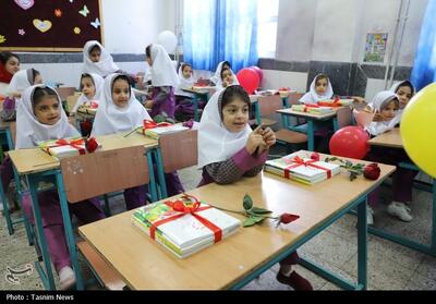 برگزاری جشن شکوفه‌ها با حضور پدربزرگ و مادربزرگ‌ها در همدان - تسنیم