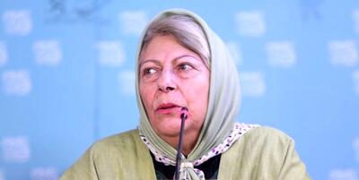 تیپ رنگارنگِ ثریا قاسمی در ۸۲ سالگی در کنار پسرش