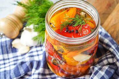 طرز تهیه ترشی فلفل دلمه، یک چاشنی خوشمزه و رنگارنگ