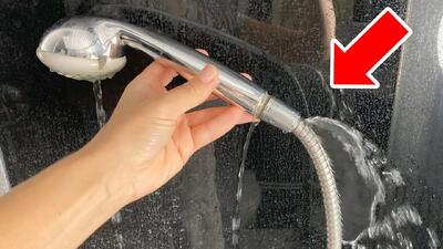 چگونه در عرض ۲ دقیقه نشتی شلنگ دوش را تعمیر کنیم!