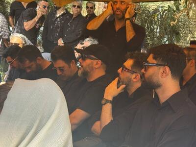 عکس/ چهره غمگین کامبیز دیرباز در مراسم خاکسپاری امیدجهان | اقتصاد24