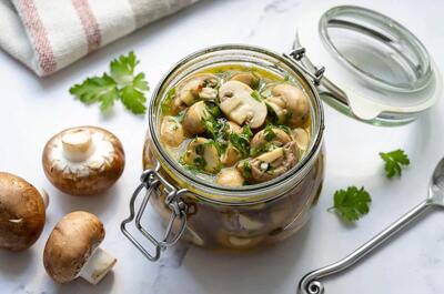 طرز تهیه ترشی قارچ با روغن زیتون؛ همراه تمام فوت و فن‌های مهم