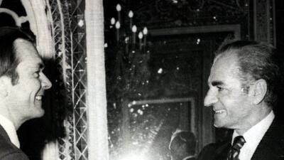 عکس سفر در زمان / «محمدرضا پهلوی» بدون فرح دیبا در فرودگاه الجزایر» / سال 1353