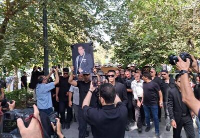 تشییع پیکر امید جهان خواننده مشهور با حضور هنرمندان و طرفدارانش + تصاویر