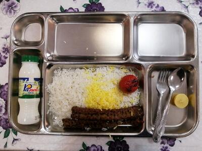 وجود چندین «کرم» در غذای سلف دانشگاه علوم پزشکی!
