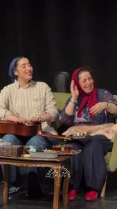 آواز خواندن احساسیِ ژاله صامتی و دخترش روی صحنه