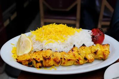 راز پخت جوجه کباب زعفرانی نرم و آبدار در خانه (فیلم)