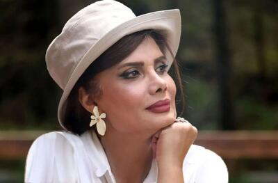 ژست سیگار به دست عاطفه رضوی با لباس‌های سلطنتی!