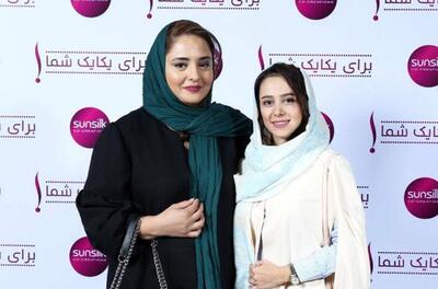 ژست عجیب نرگس محمدی و الناز حبیبی در یک رستوران!