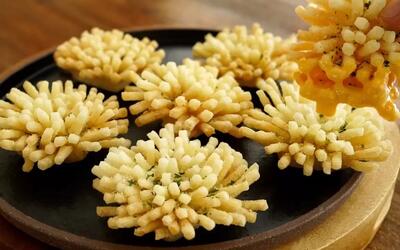 طرز تهیه گل سیب زمینی سرخ شده با سس سیر و پنیر !