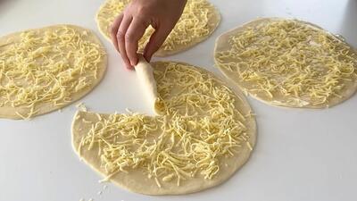 طرز تهیه نان ترد پنیری با آرد و آب / از پیتزا خوشمزه تر میشه