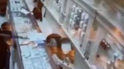 لحظات سرقت از طلافروشی با کلاشنیکف