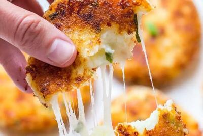 طرز تهیه کوکوی سیب زمینی پنیری ترد و پوک