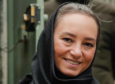 ساعت وبگردی | تصویری عاشقانه از سحر ولدبیگی در آغوش همسرش لب ساحل