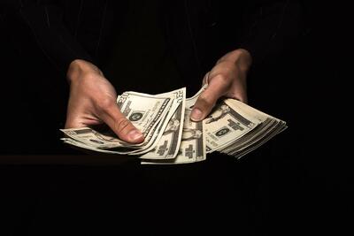 آیا سیاست ارزی دولت توان مهار قیمت دلار را دارد؟/ بازار ارز در حال پیش‌خور کردن نااطمینانی‌های آینده است | اقتصاد24