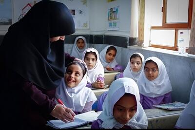 معلم فقط آموزگار کتاب نیست، آینده‌ساز جامعه است