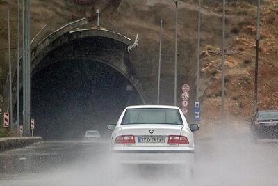 ترافیک سنگین، بارش باران و مه‌گرفتگی در محورهای شمالی؛ رانندگان احتیاط کنند