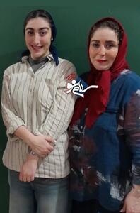 آواز خوانی و حرکات جالب ژاله صامتی و دخترش در صحنه تئاتر + فیلم