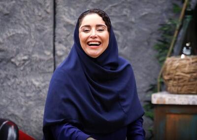 قاب خانوادگی ژاله صامتی و دخترش نیاز در پشت صحنه تئاتر