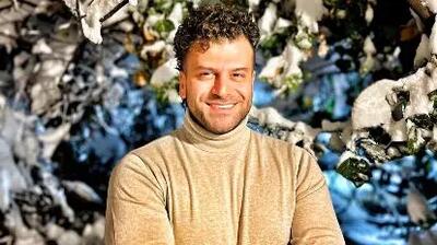 نگاهی به دکوراسیون مجلل خانه مجردی «روزبه حصاری»؛ از باغ سرسبز تا پیانو فاخر