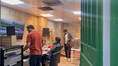 استفاده از شانه تخم مرغ به جای عایق صدا در اتاق فرمان صدا و سیما در ورزشگاه اراک
