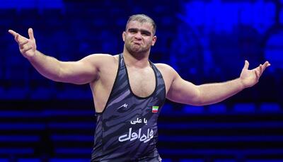 تانک بختیاری‌ها هم قهرمان جهان شد | لحظه پیروز شدن میرزازاده در فینال کشتی فرهنگی قهرمانی جهان را ببینید