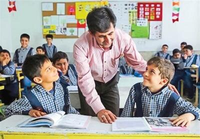 برنامه درسی جدید با عبور از کتاب درسی روی میز مدارس