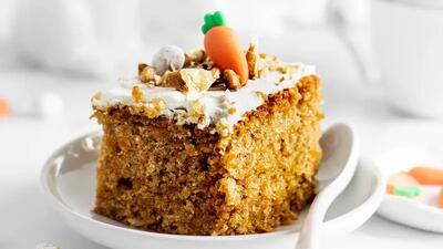 طرز تهیه کیک هویج و خرما با برگه زردالو | کیک میوه‌ای سالم برای دوستداران طعم‌های اصیل