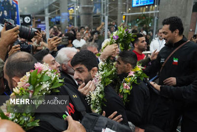 استبقال باشکوه از ملی پوشان کشتی آزاد؛ مردم سنگ تمام گذاشتند