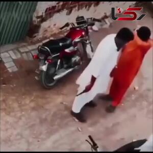 فیلم لحظه پس داد موبایل پسر جوان توسط دزدان مسلح / اشک های او دل سارقان را به رحم آورد!