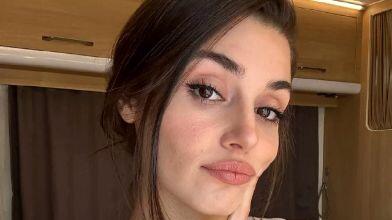 عکس جالب و دیدنی از هانده ارچل درحال بافتن یک فرش زیبا/ خانم بازیگر از این کارام بلده؟