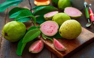 میوه گواوا چیست؟ بررسی طعم، انواعاین میوه استوایی و فواید آن