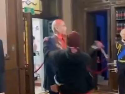 اقدام شهروند مکزیکی علیه مجسمه نتانیاهو در اعتراض به جنایت صهیونیست‌ها در غزه
