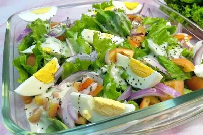 طرز تهیه سالاد سبزیجات خوشمزه و رژیمی با تخم مرغ آب پز !