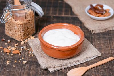ماست چکیده یا ماست معمولی؛ کدام یک برای سلامتی بهتر است؟