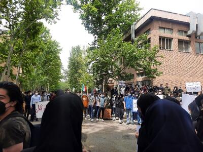 عفو رهبری شامل کدام دانشجویان می‌شود؟/ وزیر علوم: ما در دانشگاه‌ها خدماتمان را «کمونیستی» ارائه می‌کنیم!