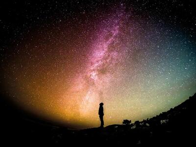 🌌 تقویم نجومی شهریور ۱۴۰۴ | ماه گرفتگی کامل، خورشیدگرفتگی جزئی و بارش‌های شهابی