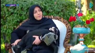 فیلم/ ذوق زدگی المیرا شریفی‌مقدم از بغل کردن بز شبیه‌سازی شده / مثل یه بچه بغلش کرده