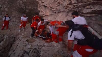 نجات جان دو گردشگر در دره «ویژدرون» با تلاش نجاتگران هلال‌احمر ایلام