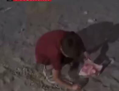 صحنه‌ای دردناک از کودکان غزه که ماکارونی ریخته‌شده از کامیون کمک‌رسانی را جمع می‌کنند