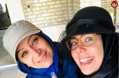 قاب یادگاری «مومو و جواد جوادی» سریال بچه‌مهندس در یک مراسم