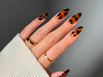 ۱۵ طرح ناخن لاک پشتی خیره‌کننده، مناسب برای مانیکور پاییزی شما