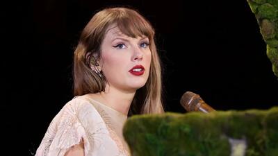 l: فیلم کوتاه (Taylor Swif The Official Release Party of a Showgirl) که پیش از انتشار آلبوم جدید تیلور سوئیفت به نمایش درمی‌آید،  تنها برای یک آخر هفته (۳ تا ۵ اکتبر) در سینماها اکران می‌شود و برخلاف (Eras Tour)، بدون کمپین طولانی و تریلر تبلیغاتی پیشرفته به روی پرده می‌رود. خانواده سوئیفت، با تماس مستقیم
